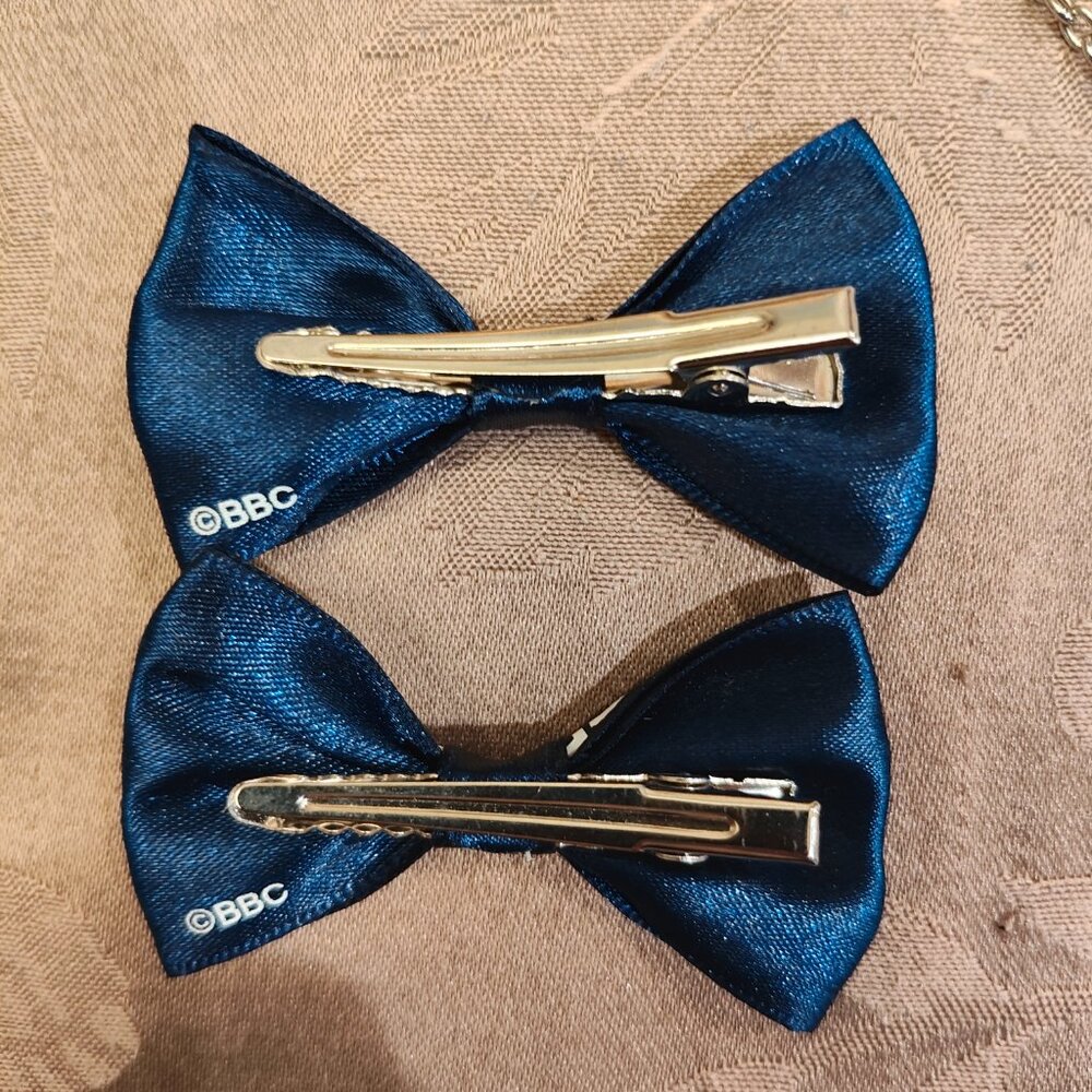 Doctor Who Tardis Accessory Bundle, Tardis Necklace and Two Hair Bows, EUC! - Picture 6 of 6
